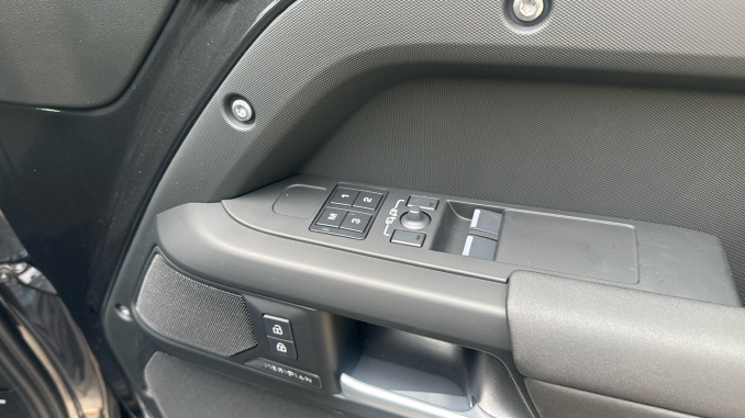 Land Rover Defender 3.0 D250 X-Dynamic SE 90 3dr Auto Diesel Estate - Image 39